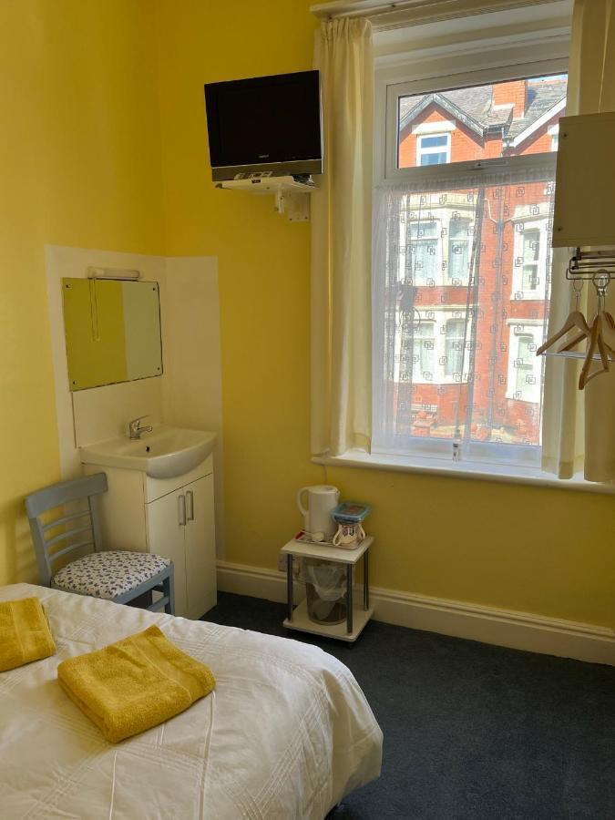 Glenroyd Guesthouse แบล็คพูล ภายนอก รูปภาพ